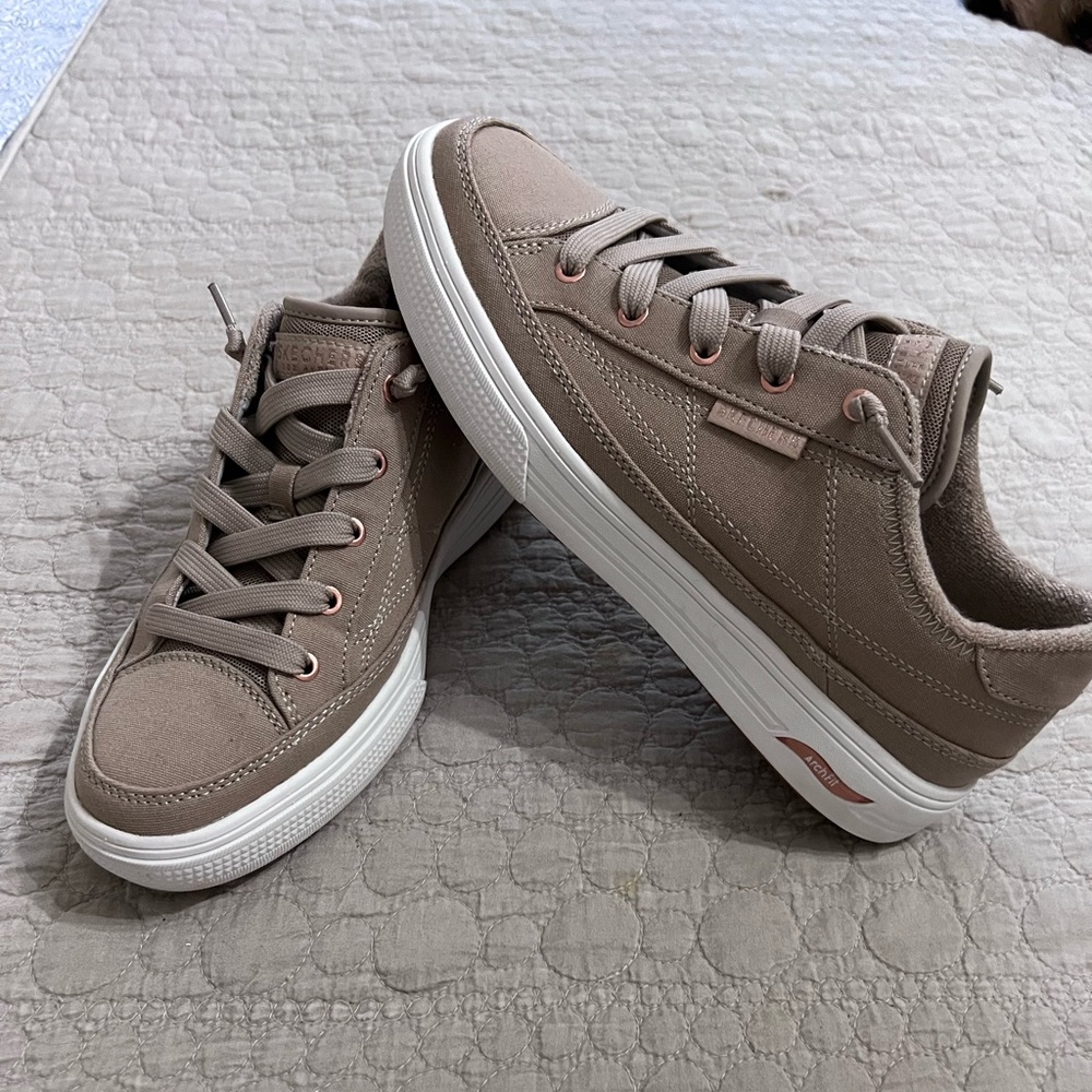 Women’s Skechers Tan Sneakers Canvas Slip Ons Size 8.5